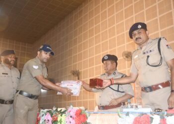 हेड कांस्टेबल कुश कुमार को एसएसपी हरिद्वार ने किया सम्मानित।