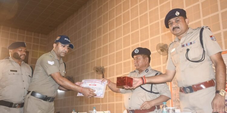 हेड कांस्टेबल कुश कुमार को एसएसपी हरिद्वार ने किया सम्मानित।