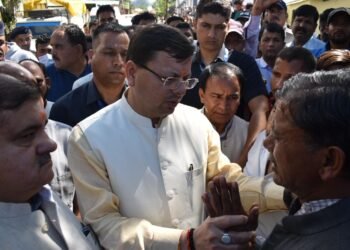 चमोली हादसे में हताहत लोगों के परिजनों से मिलकर भावुक हुए सीएम धामी।।