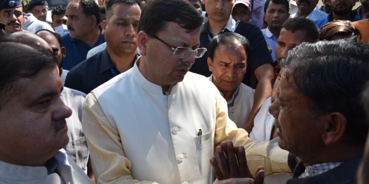 चमोली हादसे में हताहत लोगों के परिजनों से मिलकर भावुक हुए सीएम धामी।।