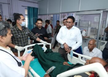 उत्तरकाशी में स्वास्थ्य सुविधाओं को परखने पहुंचे स्वास्थ्य सचिव डॉ आर राजेश कुमार।