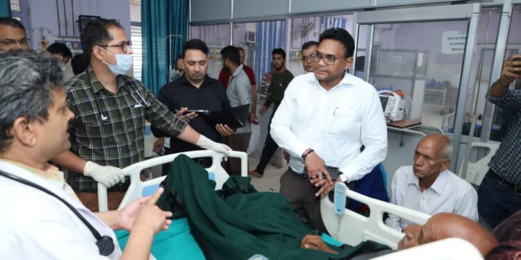 उत्तरकाशी में स्वास्थ्य सुविधाओं को परखने पहुंचे स्वास्थ्य सचिव डॉ आर राजेश कुमार।