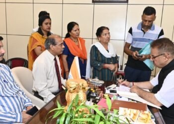 कैबिनेट मंत्री गणेश जोशी ने कैंप कार्यालय में सुनी लोगो की समस्यायें।