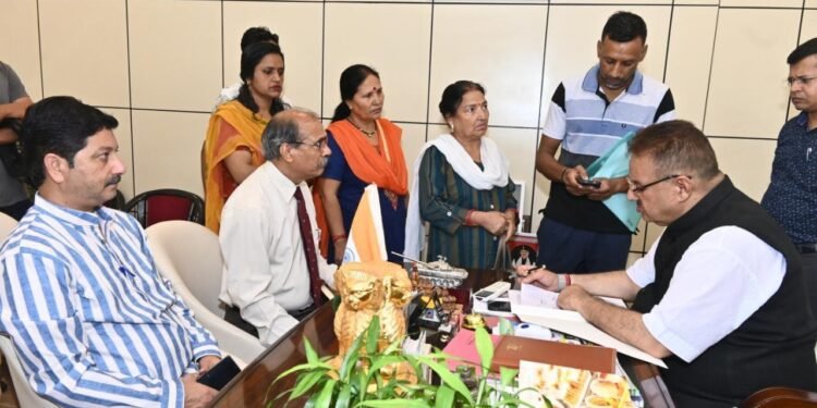 कैबिनेट मंत्री गणेश जोशी ने कैंप कार्यालय में सुनी लोगो की समस्यायें।