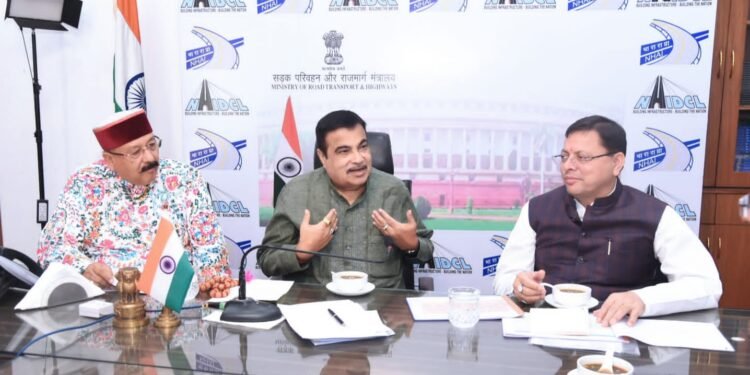 सीएम धामी और पीडब्ल्यूडी मंत्री  महाराज ने की गडकरी से मुलाकात।