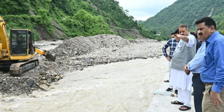 कैबिनेट मंत्री गणेश जोशी ने किया सरखेत का दौरा, अधिकारियों को दिए आवश्यक दिशा निर्देश।