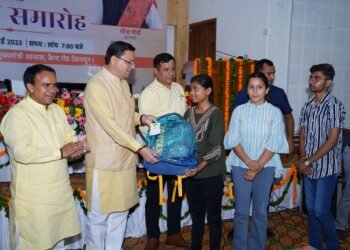 मुख्यमंत्री ने किया मेधावी छात्र- छात्राओं को सम्मानित।।