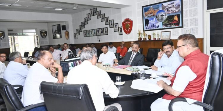 सैनिक कल्याण निदेशालय में विभागीय अधिकारियों के साथ समीक्षा करते सैनिक कल्याण मंत्री गणेश जोशी।