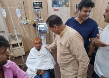 बस हादसे में घायल लोगों का हाल जानने एम्स पहुंचे मंत्री प्रेमचंद्र अग्रवाल