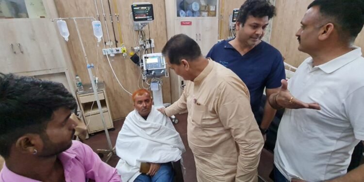 बस हादसे में घायल लोगों का हाल जानने एम्स पहुंचे मंत्री प्रेमचंद्र अग्रवाल