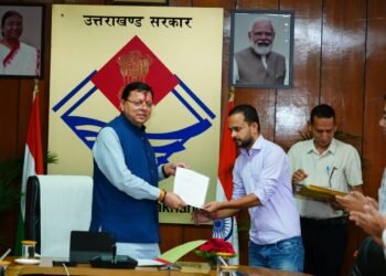 मुख्यमंत्री पुष्कर सिंह धामी ने बांटे अभ्यर्थियों को नियुक्ति पत्र।