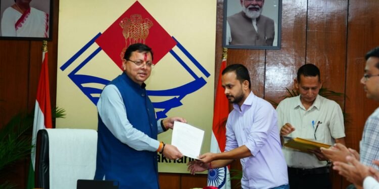 मुख्यमंत्री पुष्कर सिंह धामी ने बांटे अभ्यर्थियों को नियुक्ति पत्र।