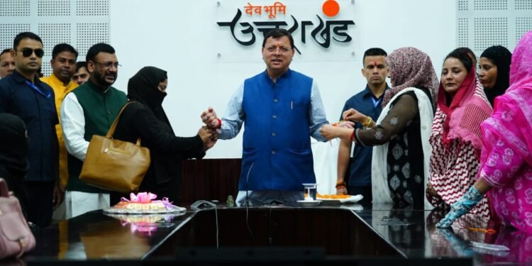 महिलाओं ने मुख्यमंत्री  पुष्कर सिंह धामी को बांधा रक्षा सूत्र,मुस्लिम महिलाओं ने भी सीएम को बांधी राखी