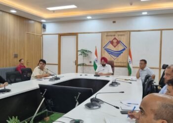 मुख्यसचिव ने सरकारी संपत्तियों से अतिक्रमण हटाए जाने के सम्बन्ध में सभी जिलाधिकारियों के साथ वीडियो कॉन्फ्रेंसिंग के माध्यम से बैठक ली।