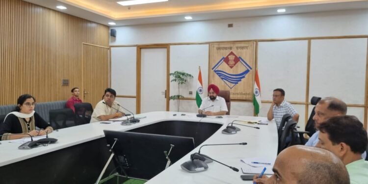 मुख्यसचिव ने सरकारी संपत्तियों से अतिक्रमण हटाए जाने के सम्बन्ध में सभी जिलाधिकारियों के साथ वीडियो कॉन्फ्रेंसिंग के माध्यम से बैठक ली।