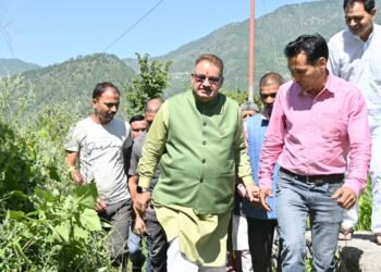 कृषि मंत्री ने किया सेब बगीचों का निरीक्षण