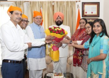 सीएम ने राजभवन में भी काटा केक राज्यपाल ने दी बधाई