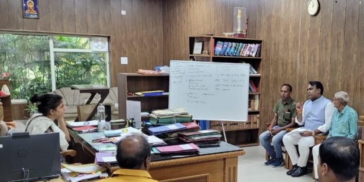 बीजेपी महानगर अध्यक्ष ने की डीएम से मुलाकात,कुम्हार समाज के लोगों की बताई समस्या