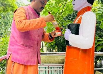 पंडित दीनदयाल उपाध्याय की जयंती से पहले मूर्ति को किया साफ