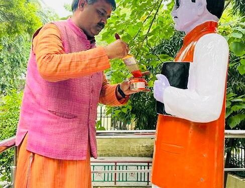पंडित दीनदयाल उपाध्याय की जयंती से पहले मूर्ति को किया साफ