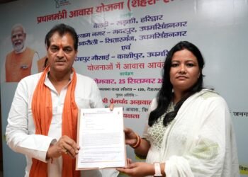 आवास मंत्री ने लाभार्थियों को बांटे आवास प्रपत्र