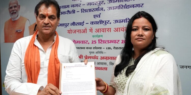 आवास मंत्री ने लाभार्थियों को बांटे आवास प्रपत्र