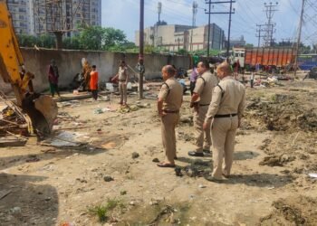 अवैध अतिक्रमण के विरुद्ध चला दून पुलिस का डंडा