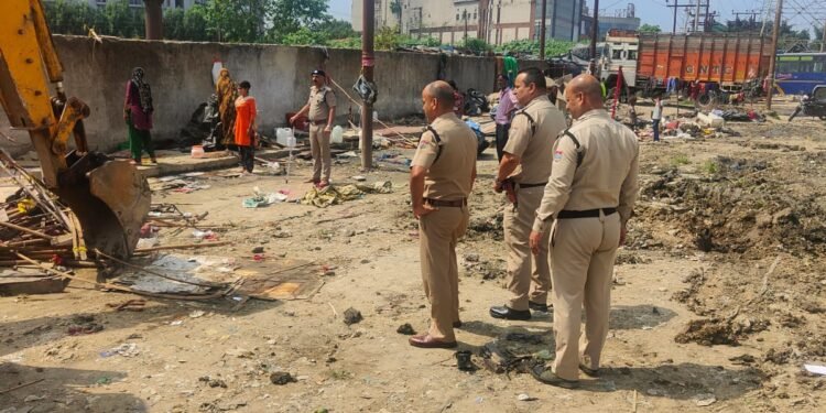अवैध अतिक्रमण के विरुद्ध चला दून पुलिस का डंडा
