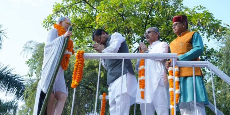 सीएम ने दी गांधी और शास्त्री को श्रद्धांजलि