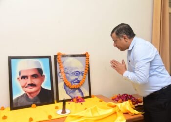 महात्मा गांधी को किया नमन