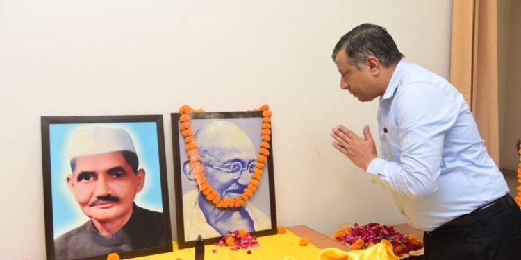 महात्मा गांधी को किया नमन