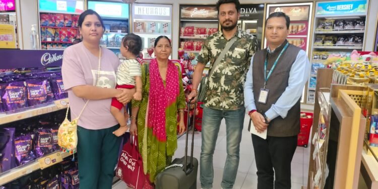 स्वदेश लौटे इजरायल में फंसे लोग