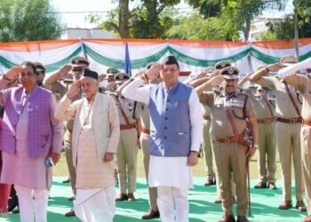 मुख्यमंत्री ने शहीद पुलिस जवानों को दी श्रद्धांजलि