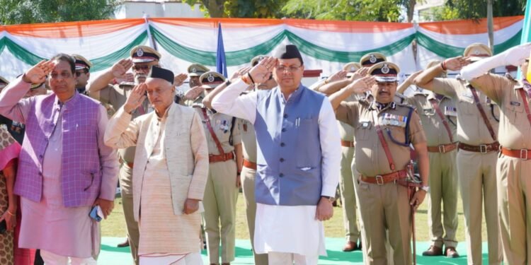 मुख्यमंत्री ने शहीद पुलिस जवानों को दी श्रद्धांजलि