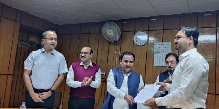 विश्वविद्यालय का सत्र नियमित करें कुलपतिः डा. धन सिंह रावत