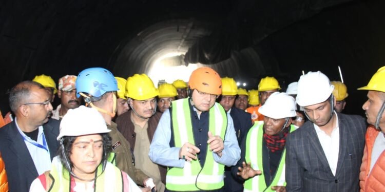 सीएम धामी ने सिलक्यारा पहुंचकर मौके का जायजा लिया