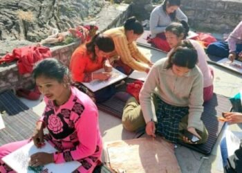 चमोली में महिलाओं की आर्थिकी का मजबूत जरिया बनने लगा भोजपत्र, जिला प्रशासन द्वारा महिलाओं को कैलीग्राफी और स्ट्रिंग आर्ट का दिया जा रहा प्रशिक्षण