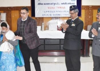 विजय दिवस पर अमर शहीदों को दी गई श्रद्धांजलि, वीरांगनाओं को किया सम्मानित