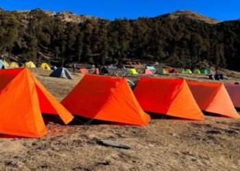 चमोली : पिंडर घाटी के देवाल क्षेत्र के पर्यटन स्थल ब्रह्मताल में नये साल का जश्न को मनाने के लिए पर्यटकों का लगा जमघट