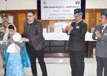 चमोली में धूमधाम से मनाया गया विजय, अमर शहीदों को दी गई श्रद्धांजलि, वीरांगनाओं को किया सम्मानित