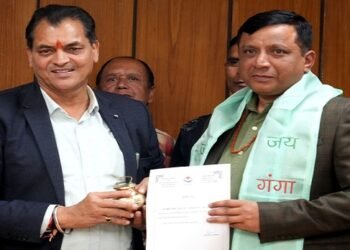 आवास मंत्री डॉ. प्रेम चन्द अग्रवाल ने अधिकारियों को उत्तराखंड ग्लोबल इन्वेस्टर्स समिट 2023 की तैयारियों को ससमय पूर्ण करने पर प्रशस्ति पत्र भेंट कर किया सम्मानित