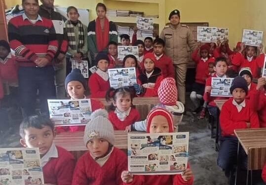 धुमाकोट पुलिस ने छात्र छात्राओं को किया जागरूक