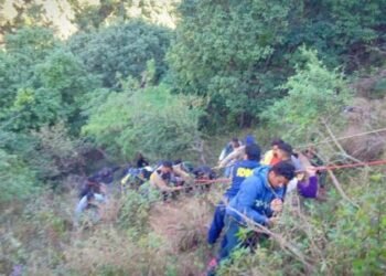 मसूरी : बार्लोगंज में 50 मीटर गहरी खाई में गिरा एक व्यक्ति, SDRF के रेस्क्यू कर पहुँचाया अस्पताल