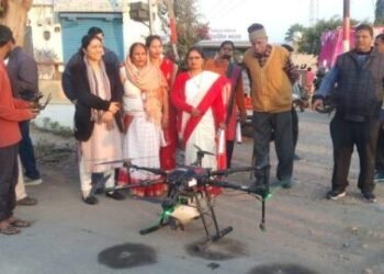 ड्रोन के माध्यम से कीटनाशक के छिड़काव का दिया डेमो