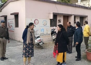 डीएम सोनिका ने किया औचक निरिक्षण, ब्लॉक रायपुर में मचा हडकम्प, फील्ड कर्मचारियों से वीडियो कॉल पर जांची फील्ड की उपस्थिति