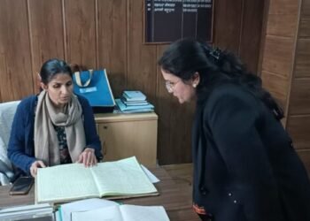 डीएम सोनिका ने किया औचक निरिक्षण, ब्लॉक रायपुर में मचा हडकम्प, फील्ड कर्मचारियों से वीडियो कॉल पर किया सम्पर्क