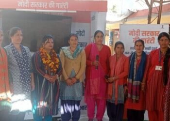 विकसित भारत संकल्प यात्रा : आई.ई.सी. वैन के जाखणीधार ब्लॉक के ढुंगा मंदार क्षेत्र में पहुंचने पर ग्रामीणों ने किया जोरदार स्वागत