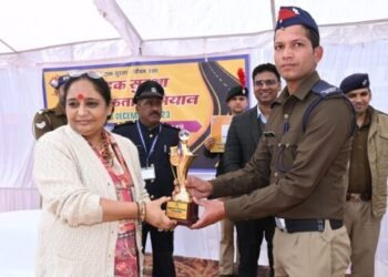 विधानसभा अध्यक्ष ने कोटद्वार में साप्ताहिक सड़क सुरक्षा जागरूक अभियान का हेलमेट बांट कर किया शुभारंभ