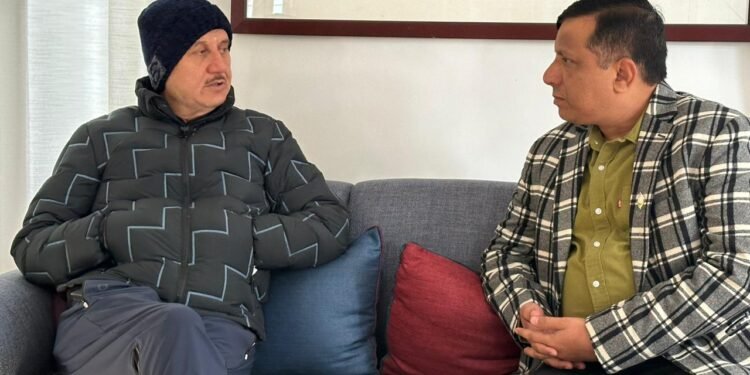 सूचना महानिदेशक से मिले फिल्म अभिनेता अनुपम खेर