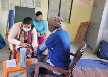 पौड़ी : विकसित भारत संकल्प यात्रा अभियान के तहत स्वास्थ्य विभाग के अधिकारियों द्वारा जनपद के विभिन्न गांवो में शिविर लगाकर किया जा रहा है लोगों का स्वास्थ्य परिक्षण – सीएमओ डॉ. प्रवीण कुमार